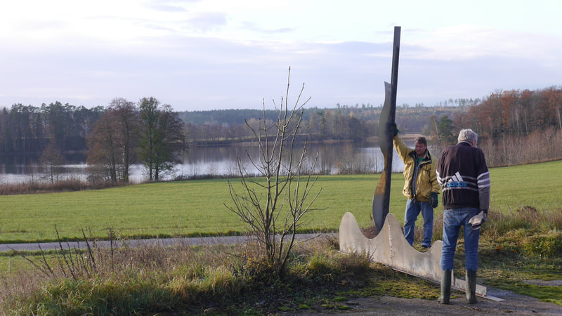 Test av skulpturen upp o ner på plats. Medhjälpare är Göran Lagerstedt och Pelle Astvik.